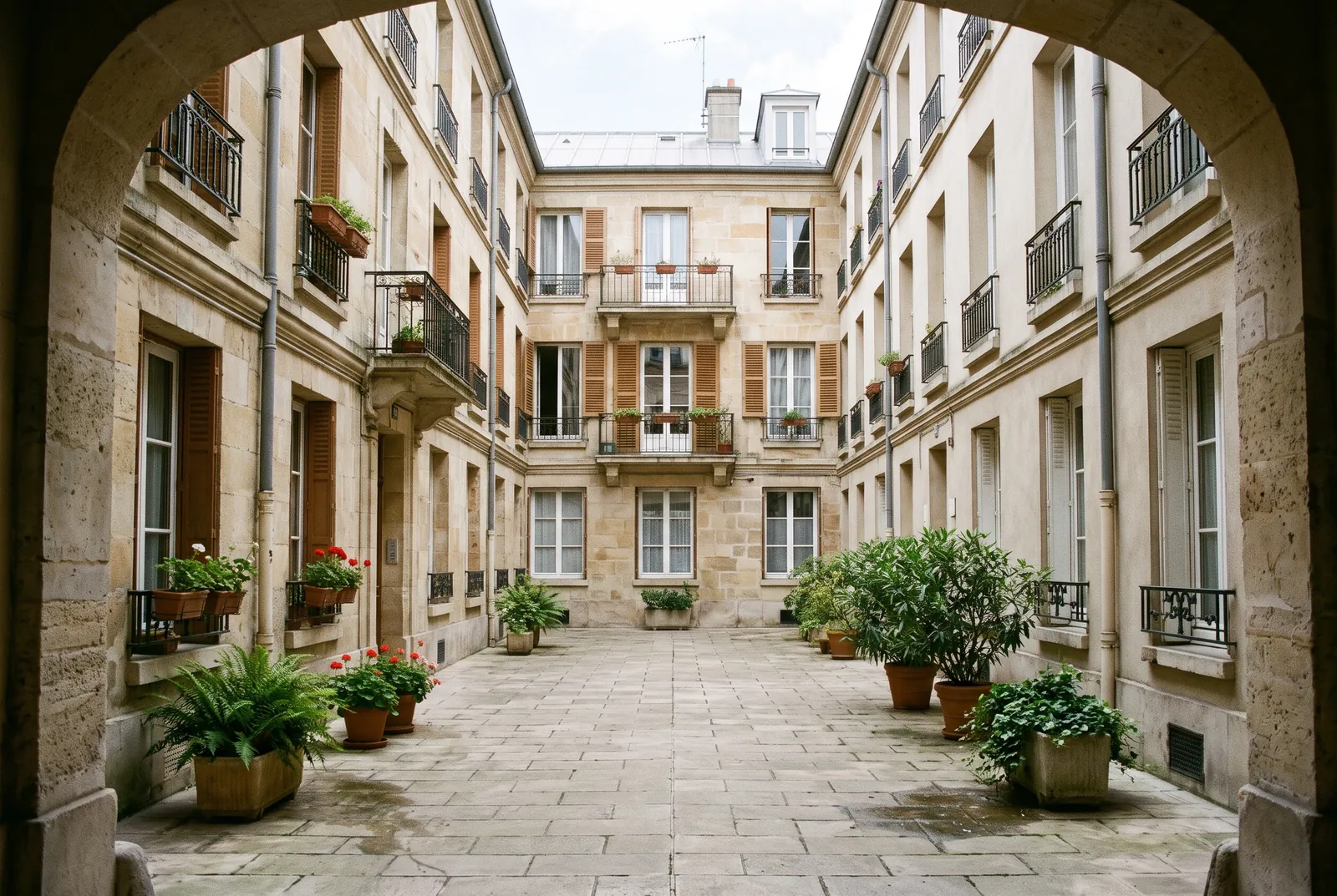 Cour intérieure d'un immeuble à Poissy